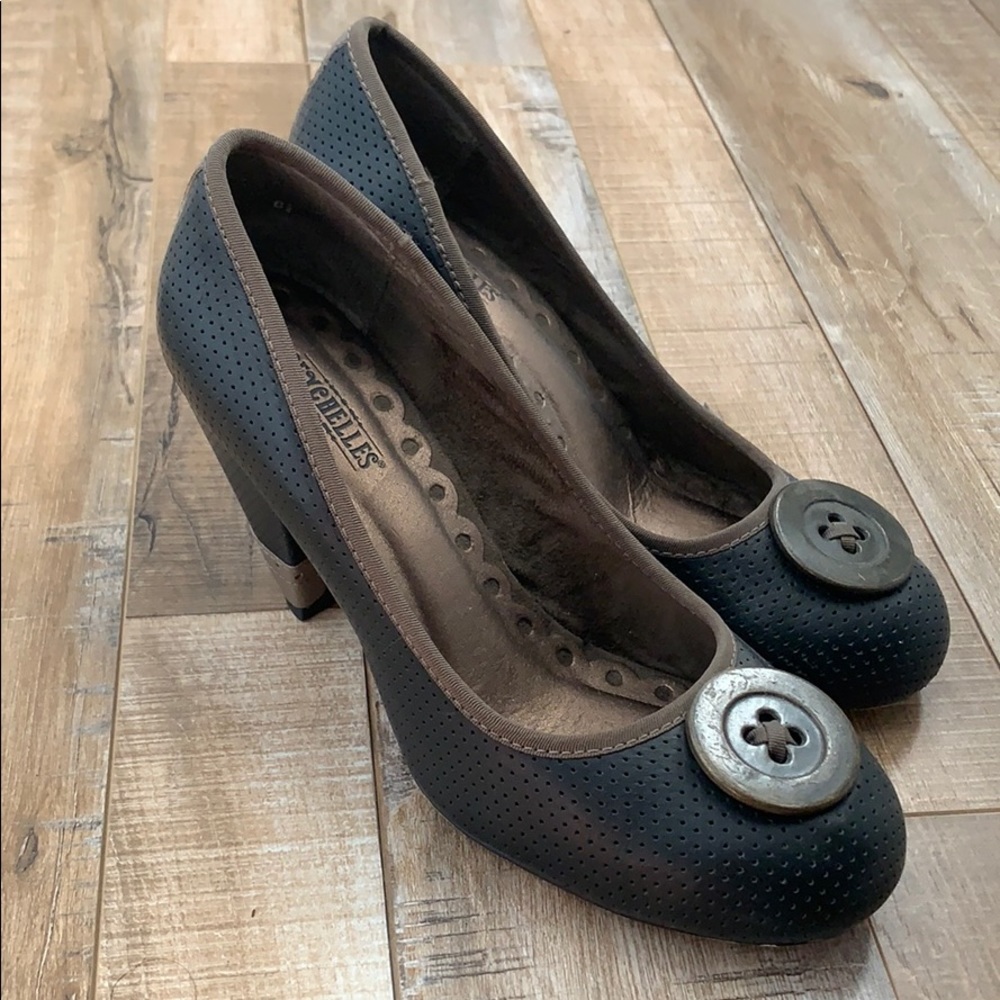 Seychelles perforated buttery leather black and taupe pumps SZ 8.5